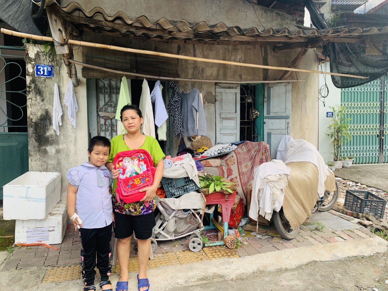 Em Trần Nguyễn Thanh An và mẹ 