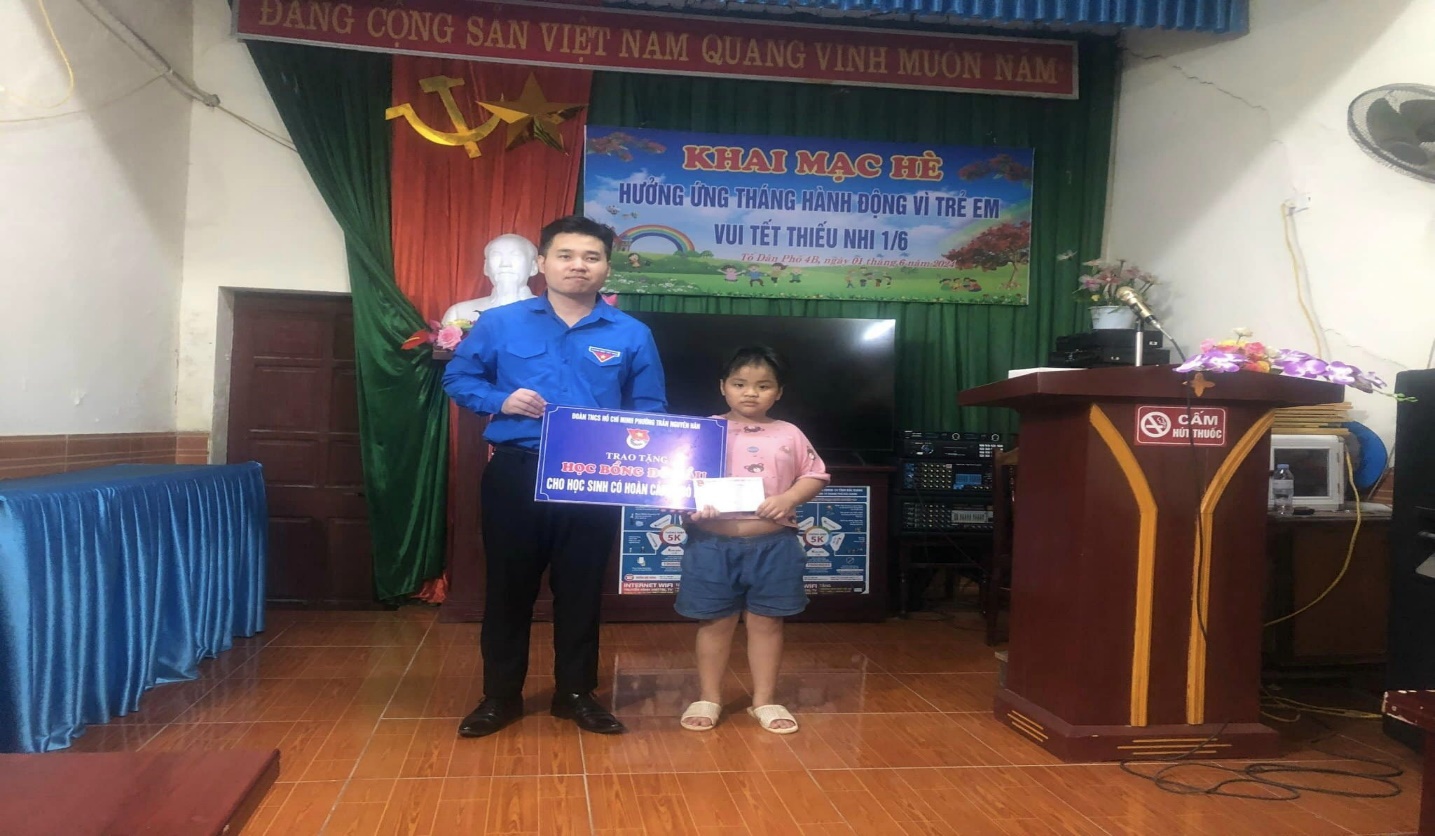 Em Trần Nguyễn Thành An nhận đỡ đầu của Đoàn phường