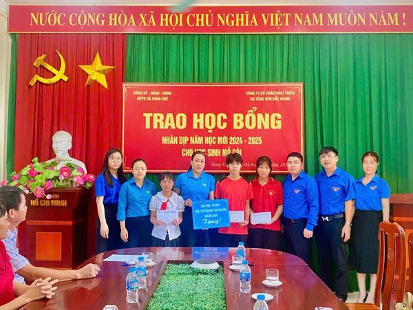 Đoàn xã Song Khê phối hợp với Công ty CP Phát triển Hạ tầng KCN Bắc Giang trao đỡ đầu em Nguyễn Thị Hồng Nhung
