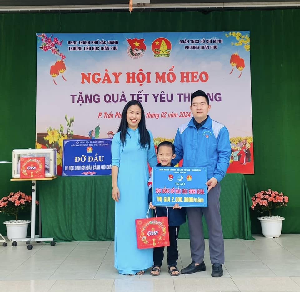 Em Nguyễn Tuấn Kiệt nhận đỡ đầu của Đoàn phường Trần Phú
