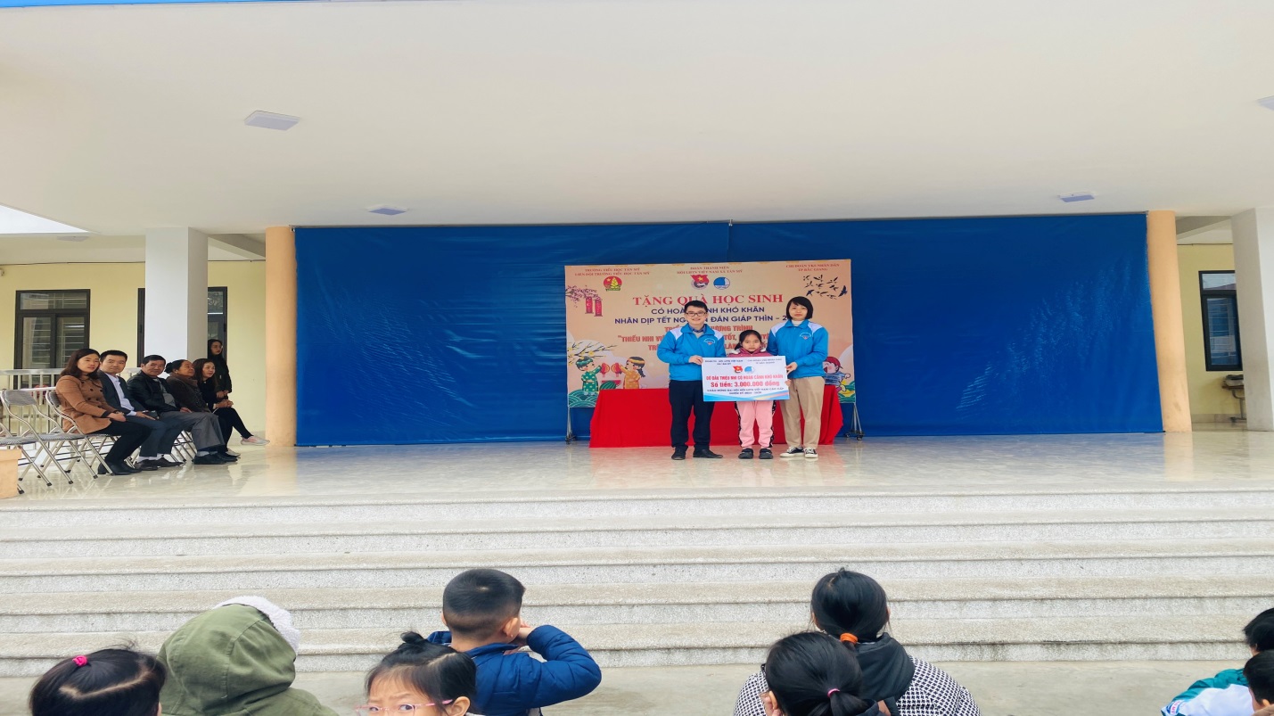 Đoàn xã Tân Mỹ phối hợp với Chi đoàn Viện Kiểm sát nhân dân thành phố Bắc Giang trao đỡ đầu em Hân