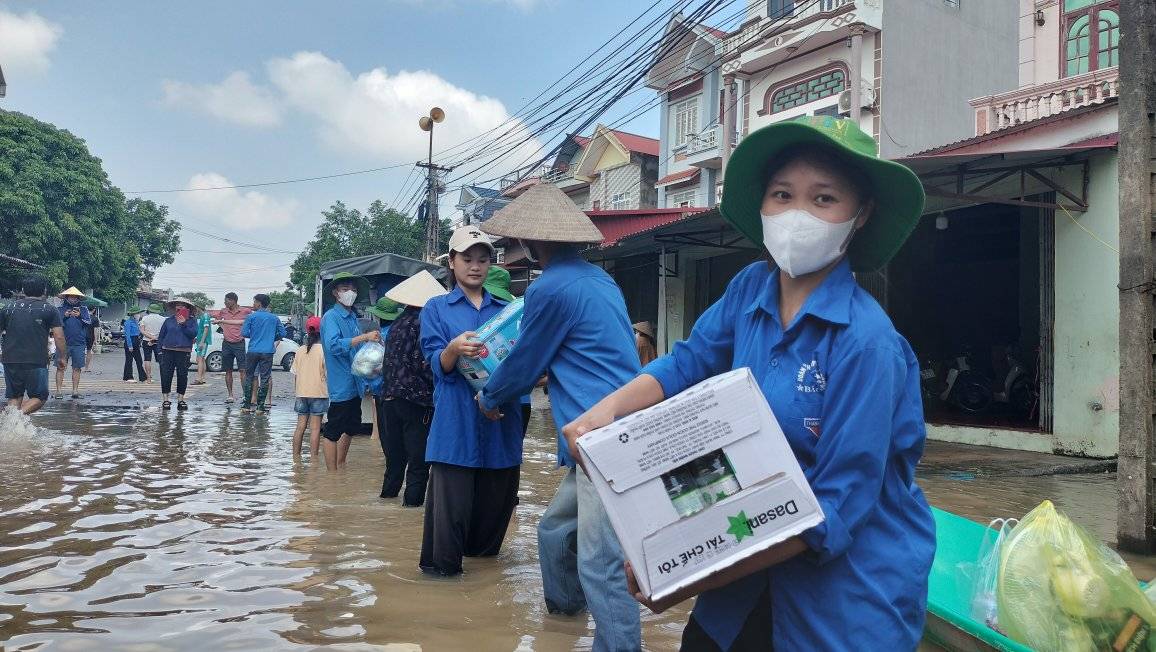 Tình nguyện viên tham gia hỗ trợ chống lũ tại xã Trí Yên, huyện Yên Dũng