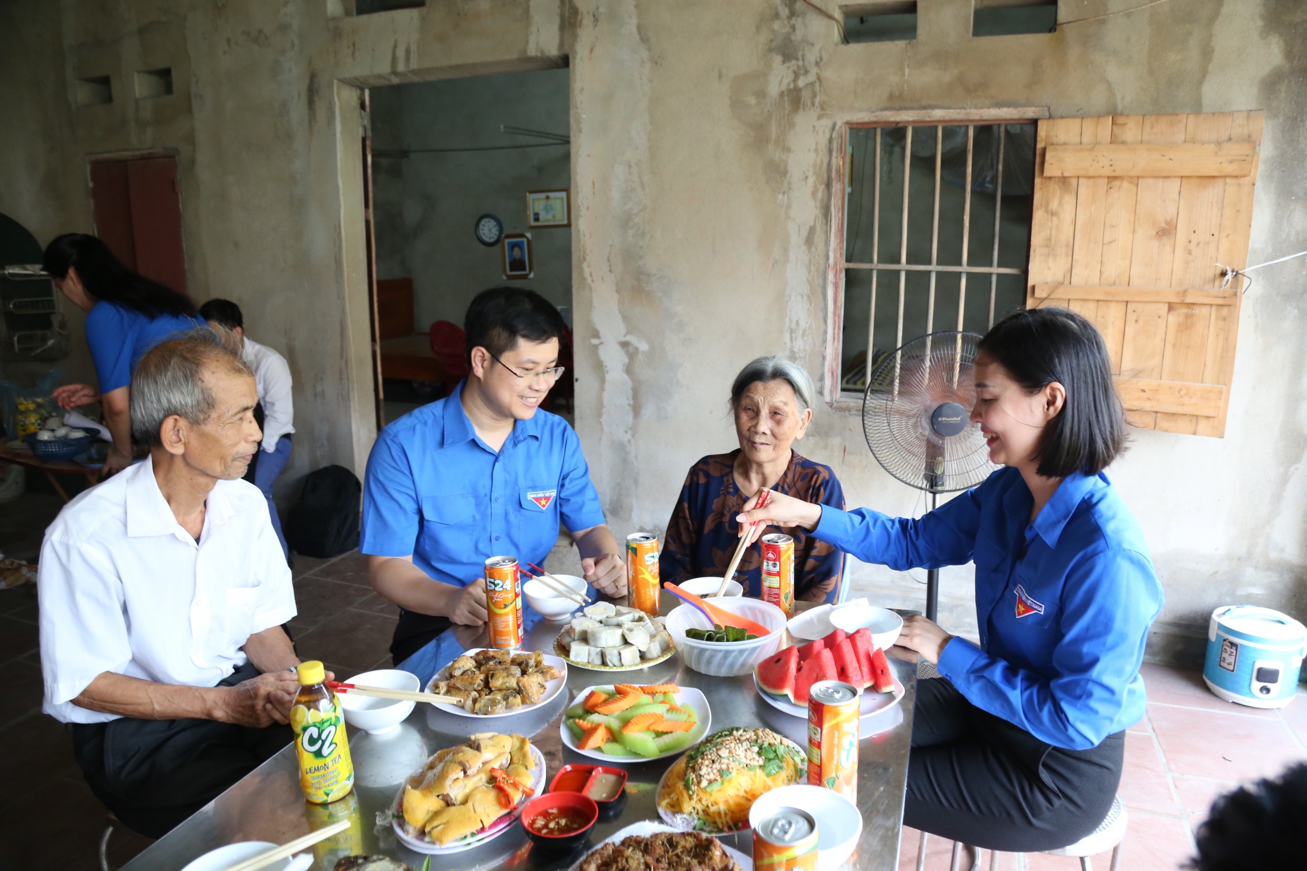 "Bữa cơm tri ân" tại nhà vợ Liệt sĩ Phạm Văn Túc