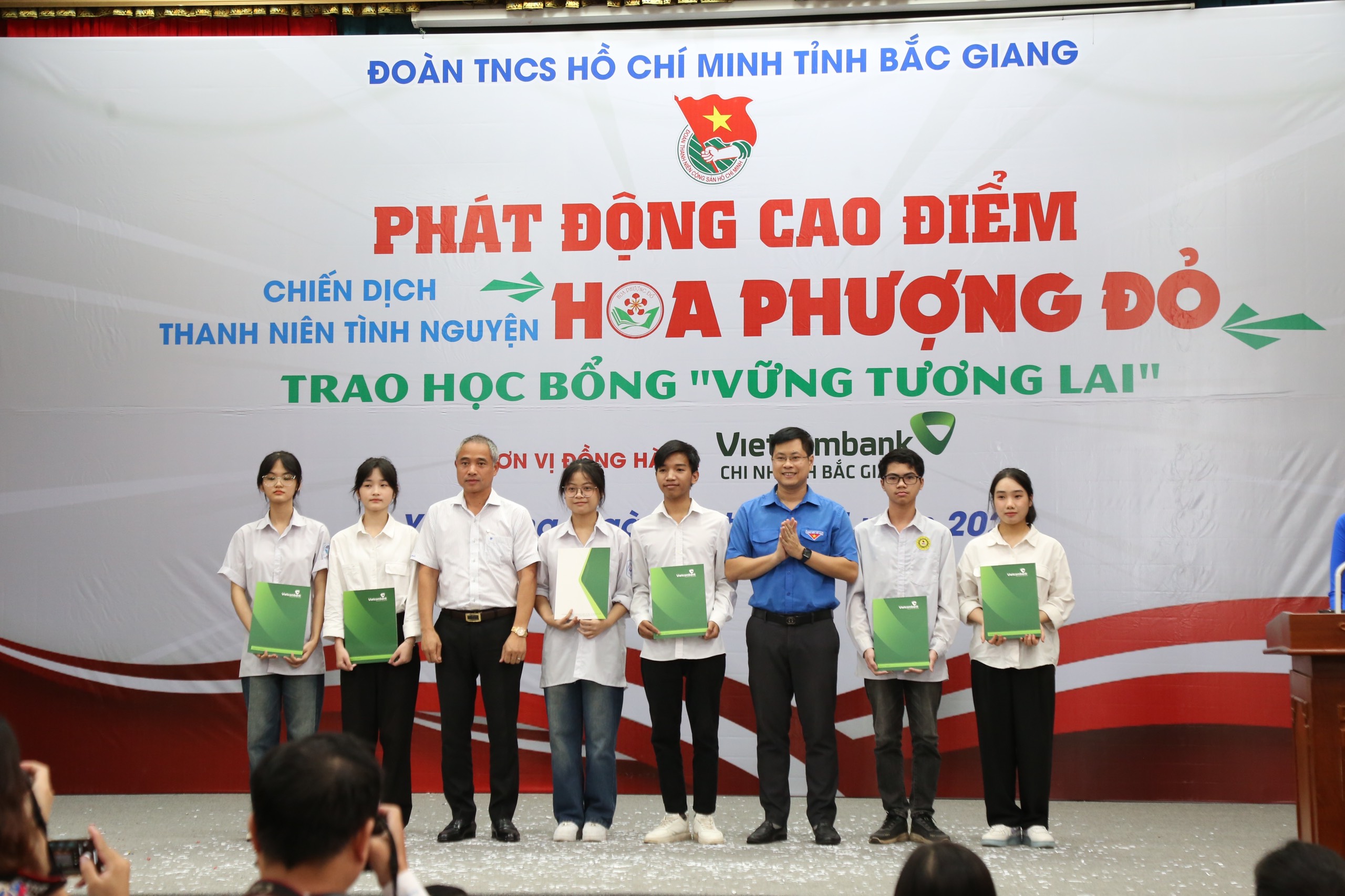 Trao học bổng "Vững tương lai cho các em học sinh